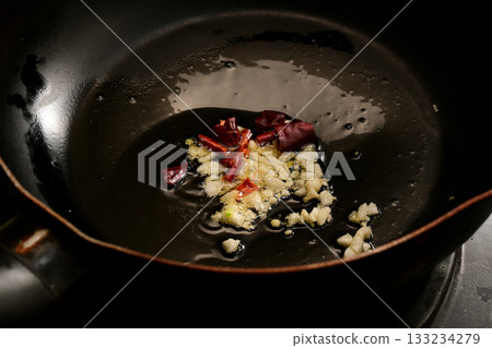 如何用橄欖油炒大蒜和辣椒 133234279