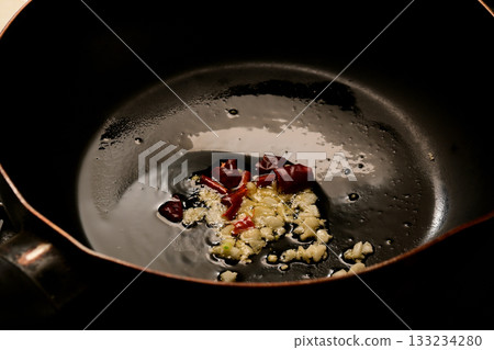 How to fry garlic and chili peppers in olive oil How to fry garlic and chili peppers in olive oil 133234280