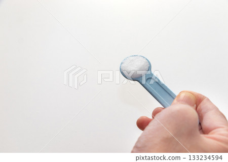 用塑膠湯匙舀起的鹽 133234594