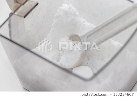 容器中裝著白砂糖和一茶匙 133234607