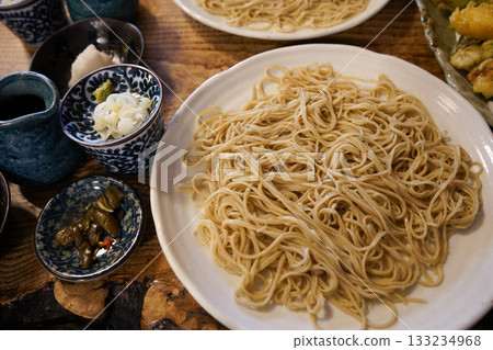 日式餐具盛裝的 Zaru 蕎麥麵 133234968