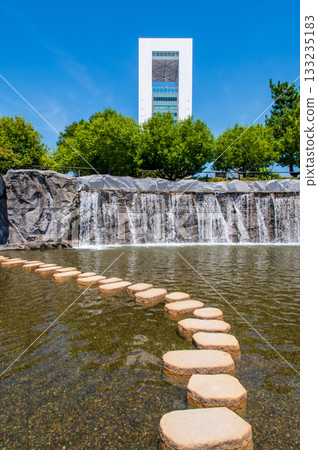 霞港公園瀑布與四日市港大廈（三重縣四日市霞） 133235183