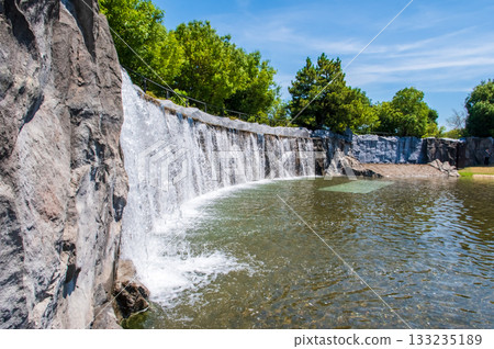 Waterfall scenery at Kasumi Port Park (Yokkaichi City, Mie Prefecture) 133235189