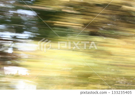 透過火車車窗看到的景色 透過火車車窗看到的景色 133235405