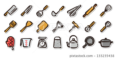 廚房用具手繪插圖貼紙組。炊具、烹飪工具和廚房用具的向量圖。 廚房用具手繪插圖貼紙組。炊具、烹飪工具和廚房用具的向量圖。 133235438