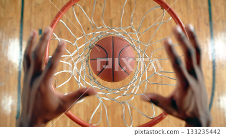 從籃框正上方拍攝的籃球和手 133235442