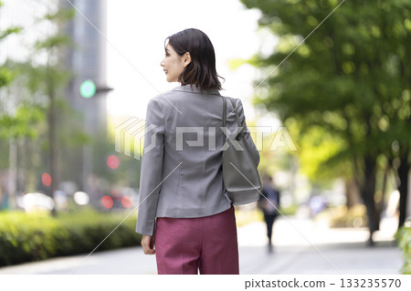 30 多歲的女商人在城裡散步 30 多歲的女商人在城裡散步 133235570