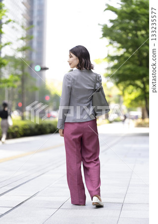 30 多歲的女商人在城裡散步 30 多歲的女商人在城裡散步 133235577