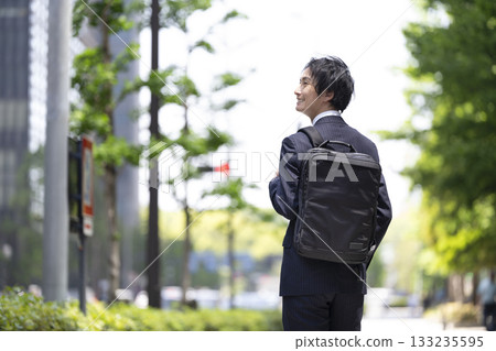 30多歲的商人走在商業區 30多歲的商人走在商業區 133235595
