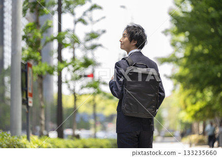 30多歲的商人走在商業區 30多歲的商人走在商業區 133235660