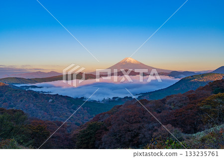 [Kanagawa Prefecture] Beautiful autumn foliage from Mount Daikanzan in Hakone, the sea of clouds over Lake Ashi, and Mount Fuji at dawn 133235761