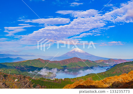 [Kanagawa Prefecture] Beautiful autumn foliage from Mount Daikanzan in Hakone, the sea of clouds over Lake Ashi, and Mount Fuji at dawn 133235773
