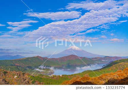 [Kanagawa Prefecture] Beautiful autumn foliage from Mount Daikanzan in Hakone, the sea of clouds over Lake Ashi, and Mount Fuji at dawn 133235774