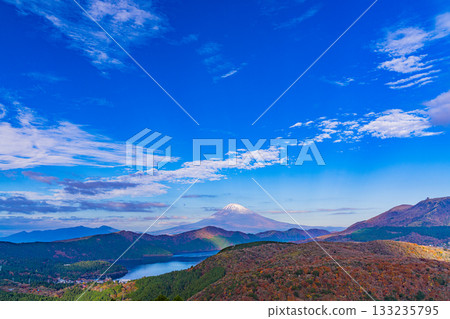 【神奈川縣】從箱根大觀山眺望蘆之湖對岸的富士山，秋葉景色美不勝收。 133235795