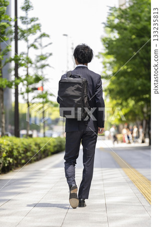 一位三十多歲的商人走在街上，背影。 133235813