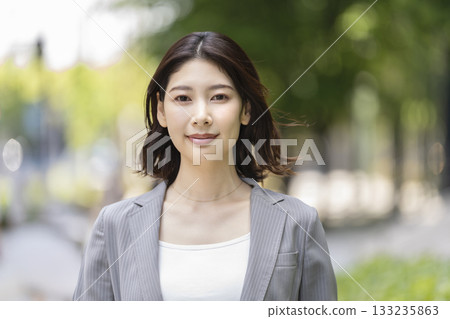 A business woman in her thirties smiling looking at the camera 133235863