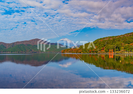 【神奈川縣】元箱根和富士山的秋色倒映在湖面上,美不勝收。 【神奈川縣】元箱根和富士山的秋色倒映在湖面上,美不勝收。 133236072