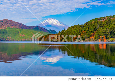 [Kanagawa Prefecture] Beautiful autumn foliage in Motohakone and Mount Fuji reflected in the lake 133236073