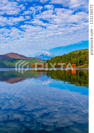 【神奈川縣】元箱根和富士山的秋色倒映在湖面上,美不勝收。 【神奈川縣】元箱根和富士山的秋色倒映在湖面上,美不勝收。 133236075