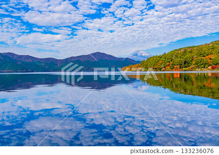 【神奈川縣】元箱根和富士山的秋色倒映在湖面上，美不勝收。 133236076