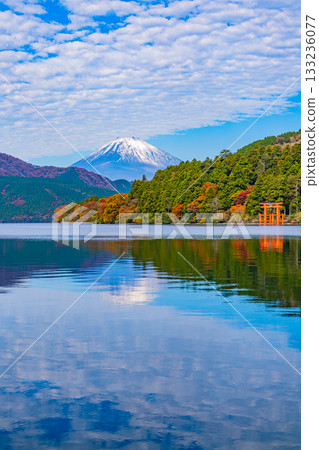 【神奈川縣】元箱根和富士山的秋色倒映在湖面上，美不勝收。 133236077