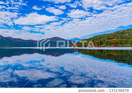 [Kanagawa Prefecture] Beautiful autumn foliage in Motohakone and Mount Fuji reflected in the lake 133236078