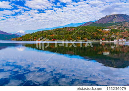 【神奈川縣】元箱根和富士山的秋色倒映在湖面上，美不勝收。 133236079