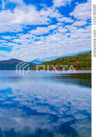 [Kanagawa Prefecture] Beautiful autumn foliage in Motohakone and Mount Fuji reflected in the lake 133236080