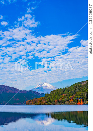 [Kanagawa Prefecture] Beautiful autumn foliage in Motohakone and Mount Fuji reflected in the lake 133236087