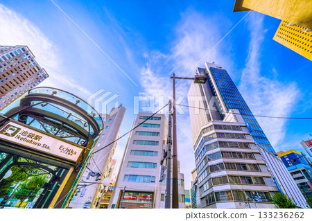 日本東京城市景觀新貌。池袋站和新建的摩天大樓“IT Tower TOKYO”。 133236262