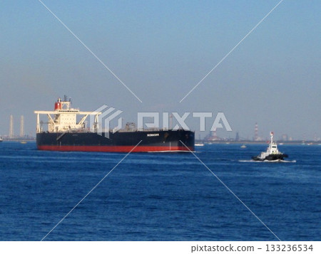 January 11, 2009: A large tanker sailing through the Uraga Channel and a leading tugboat January 11, 2009: A large tanker sailing through the Uraga Channel and a leading tugboat 133236534