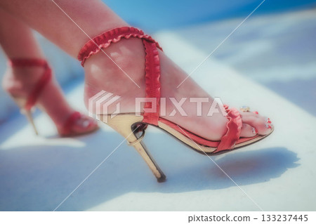穿涼鞋的女人的腳 穿涼鞋的女人的腳 133237445