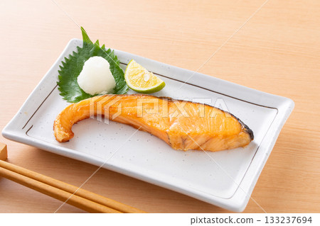 Salt-grilled silver salmon 133237694