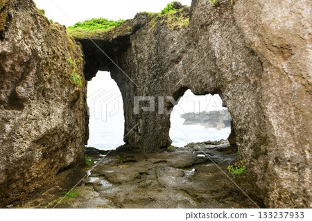[德之島西海岸的甘城町、奄美群島國立公園、凸起的珊瑚礁「犬之門富士」（Inu no Mon-futa）眼鏡岩] 133237933