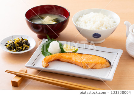 Grilled silver salmon and rice 133238004
