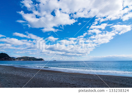 冬日的天空和太平洋(三重縣熊野灘市七里美濱) 冬日的天空和太平洋(三重縣熊野灘市七里美濱) 133238324