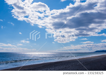 冬日的天空和太平洋(三重縣熊野灘市七里美濱) 冬日的天空和太平洋(三重縣熊野灘市七里美濱) 133238325