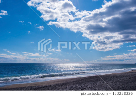 Winter sky and the Pacific Ocean (Shichiri Mihama, Kumano-Nada, Mie Prefecture) 133238326