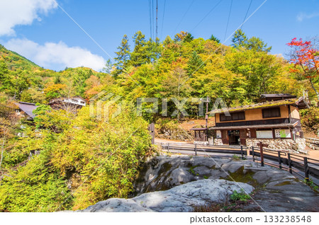 秋季的白骨溫泉觀光資訊中心（長野縣松本市） 133238548