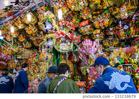 Shinjuku Hanazono Shrine Otori Festival, Tori no Ichi, lucky rakes on the day of the rooster, scenery from the rake market 133238679