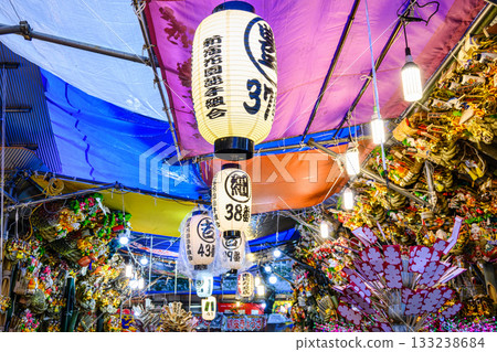 新宿花園神社大鳥祭,又稱鳥之市,雞日吉祥耙子,耙子市場景色。 新宿花園神社大鳥祭,又稱鳥之市,雞日吉祥耙子,耙子市場景色。 133238684