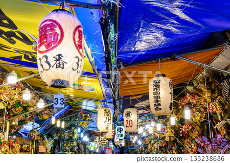 新宿花園神社大鳥祭,又稱鳥之市,雞日吉祥耙子,耙子市場景色。 新宿花園神社大鳥祭,又稱鳥之市,雞日吉祥耙子,耙子市場景色。 133238686
