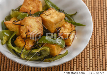 Stir-fried green peppers and deep-fried tofu 133238774