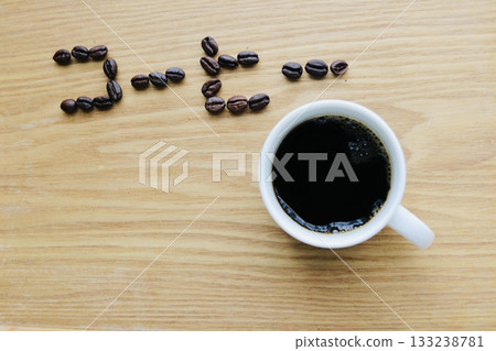 桌上的咖啡豆和咖啡 133238781
