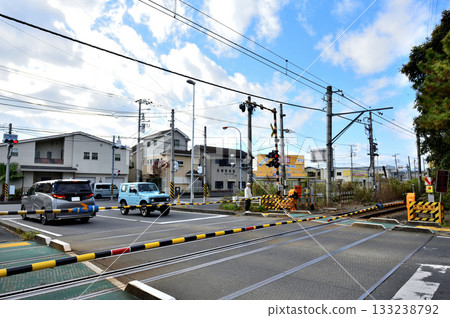 A Sagami Line train passing through Samukawa Daimon crossing and cars waiting for the train to pass. 133238792