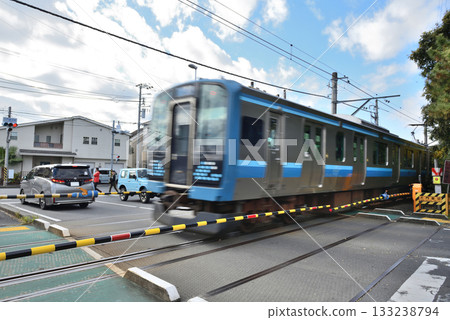 A Sagami Line train passing through Samukawa Daimon crossing and cars waiting for the train to pass. 133238794