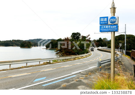 [Kamiamakusa City, a view of Amakusa Matsushima to the southeast from the Oikejima parking lot on National Route 266, Amakusa Pearl Line (Amakusa Five Bridges)] 133238878
