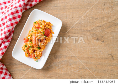 Stir-fried tomatoes with egg or Scrambled eggs with tomatoes 133238961
