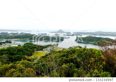 [View of Amakusa Matsushima to the north from the observation deck at Takamai Mountain Climbing in Kamiamakusa City] 133238997