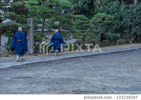 A photograph of a monk begging at Enpukuji Temple, a Rinzai sect temple in Yawata City, Kyoto Prefecture. 133239287